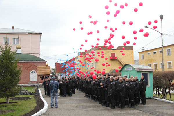 В кемеровской ИК-5 в честь Дня Победы осужденные выпустили в небо 650 воздушных шаров