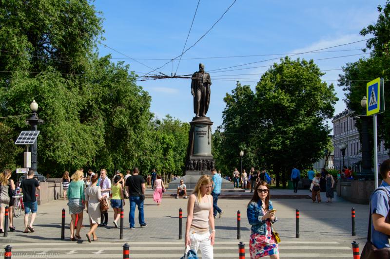 Сразу бей по морде московскому пенсионеру сексоту!