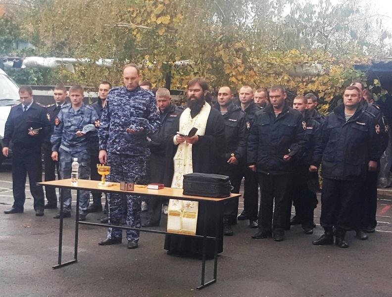 В преддверии профессионального праздника сотрудники вневедомственной охраны Ростовской области пообщались с православным священником