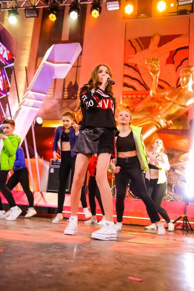 Лиза Анохина выпустила новую песню «Тут и там»
