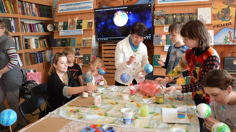 Мастер-класс ко Дню космонавтики в сакской городской библиотеке