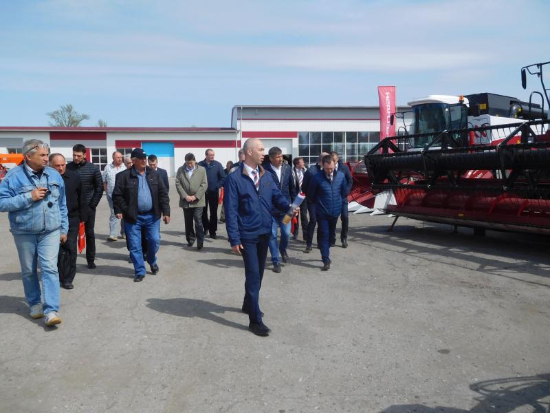 В Новом Осколе познакомились с новинками техники Ростсельмаш. Презентация прошла на базе ООО «Агромакс».