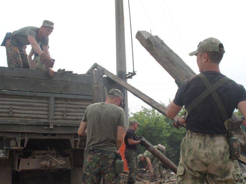 Сотрудники и военнослужащие Росгвардии совместно с представителями других ведомств продолжают оказывать помощь населению, пострадавшему от наводнения в Иркутской области