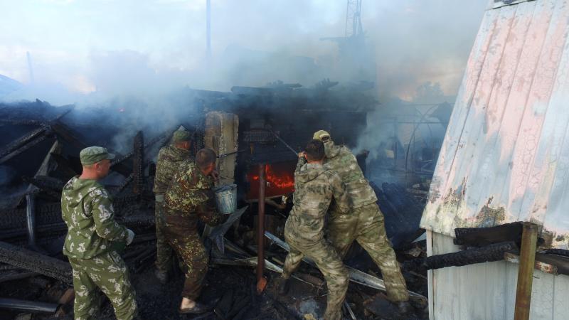 ВОЕННОСЛУЖАЩИЕ РОСГВАРДИИ ПРЕДОТВРАТИЛИ ВОЗГОРАНИЕ В ЧАСТНОМ СЕКТОРЕ ГОРОДА НИЖНЕУДИНСКА ИРКУТСКОЙ ОБЛАСТИ