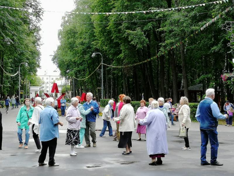 Концертно-танцевальную программу для людей старшего поколения организовали в Королёве при поддержке местного отделения партии «Единая Россия»