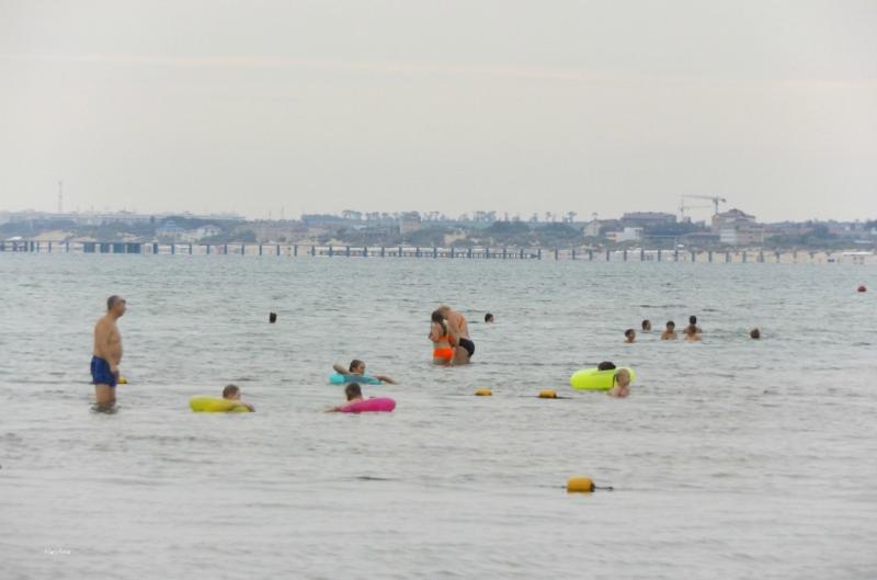 В Анапе налаживается привычная курортная жизнь, водоросли почти убраны