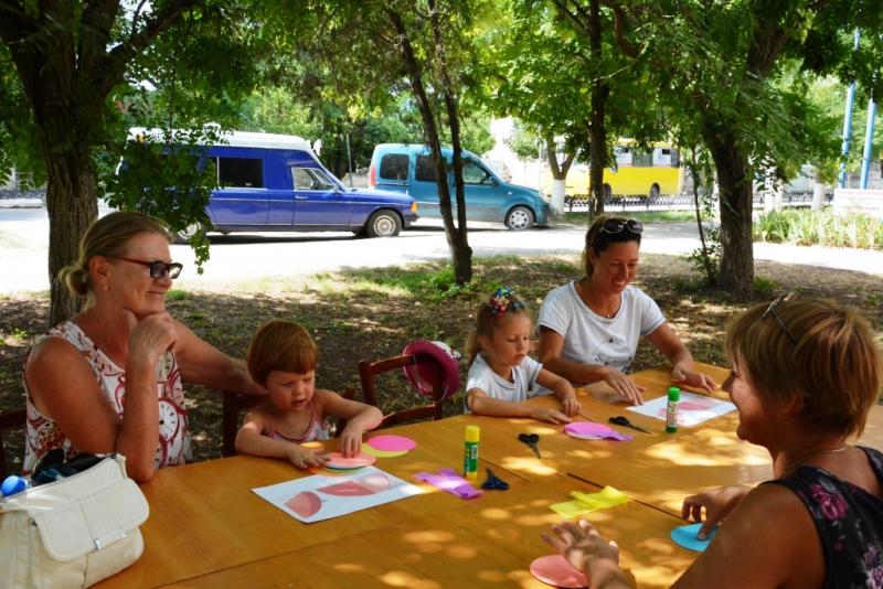 Читальный зал под открытым небом в сакской городской библиотеке