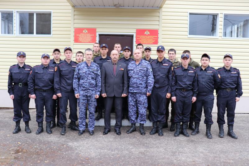 В г. Йошкар-Оле с молодыми сотрудниками отдела вневедомственной охраны Росгвардии провели урок мужества