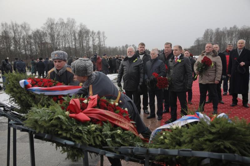 С молодежью на церемонии в честь Дня освобождения Ленинграда от фашистской блокады поговорил Михаил Романов