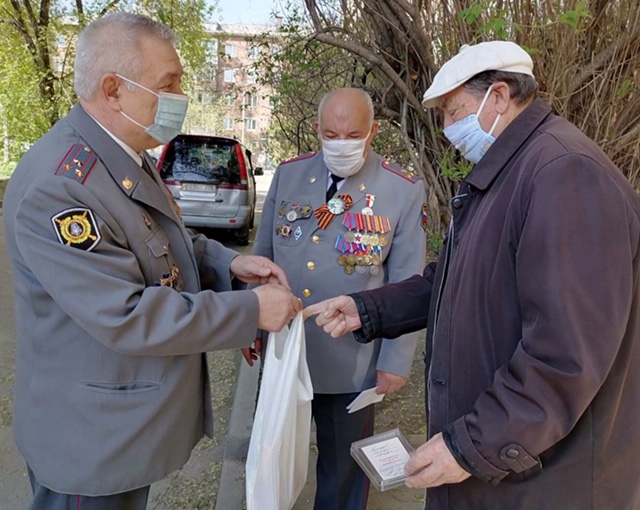 В Иркутске с наступающим Днем Победы ветеранов службы поздравили
 сотрудники вневедомственной охраны Росгвардии