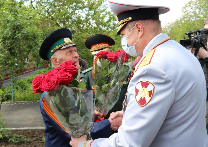 ВОЕННОСЛУЖАЩИЕ И СОТРУДНИКИ РОСГВАРДИИ ПРОВЕЛИ АКЦИЮ «ПАРАД У ДОМА ВЕТЕРАНА» В РОСТОВЕ-НА-ДОНУ