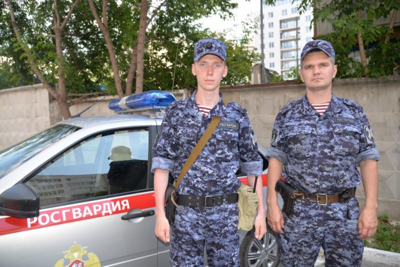 В Екатеринбурге сотрудники Росгвардии оказали помощь экстренным службам на пожаре