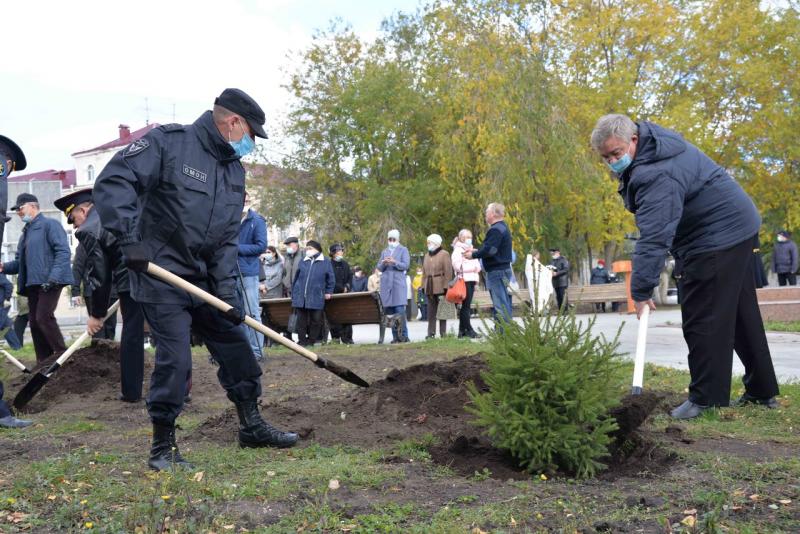 В память о павших товарищах росгвардейцы в Кургане высадили ели