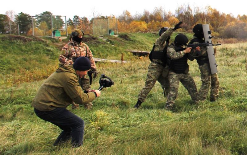 В Тюмени офицеры СОБР познакомили журналиста медиахолдинга с особенностями службы