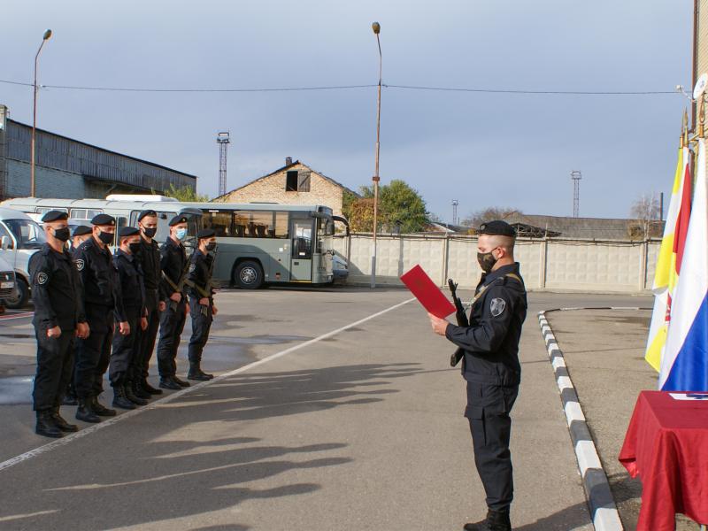 Поступившие на службу бойцы пятигорского ОМОН в торжественной обстановке получили береты и оружие