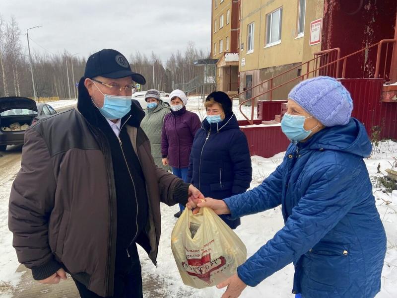 Владимир Семенов передал пойковчанам продуктовые наборы