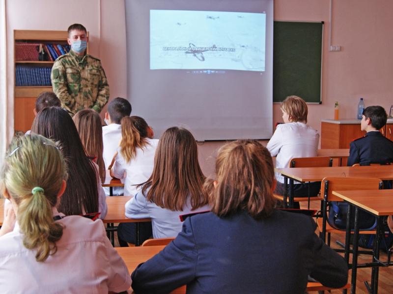 Абаканские кадеты узнали от росгвардейцев о подвиге советских войск под Москвой