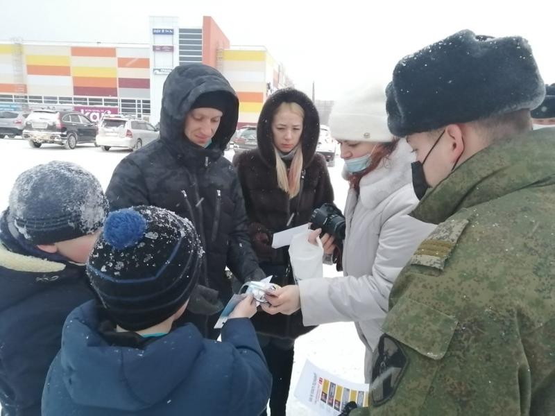 Военнослужащие северского соединения Росгвардии напомнили гражданам о правилах дорожного движения и вручили светоотражающие элементы