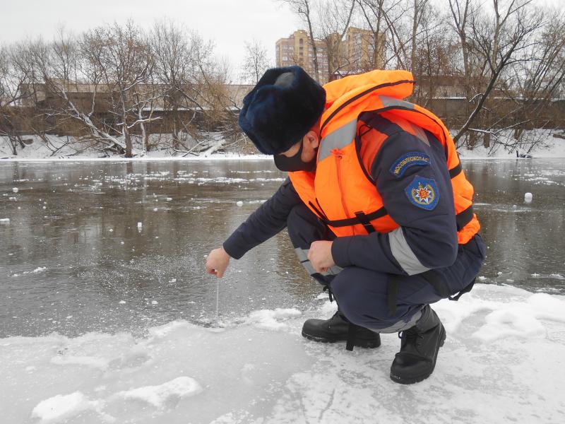 Толщина льда на водоемах Подмосковья остается критической