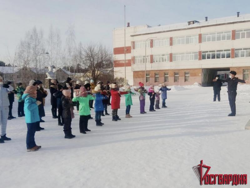 Росгвардейцы Приангарья провели спортивное мероприятие для школьников, в рамках акции «Зарядка с Росгвардией»