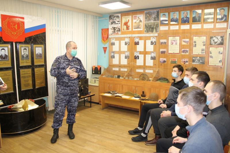 В отделе вневедомственной охраны по городу Кирову развернута фотовыставка о Сталинградской битв