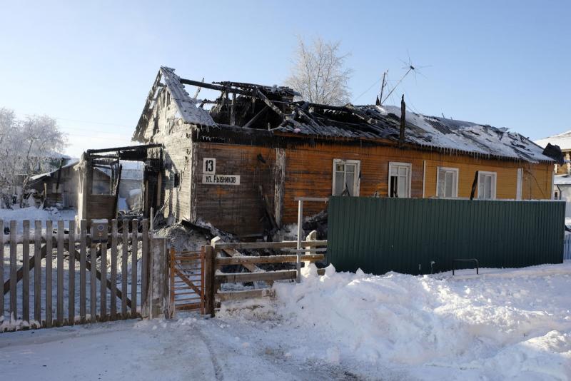 В Нарьян-Маре росгвардейцы помогли горожанам спасти имущество от пожара