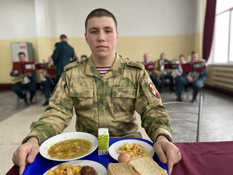 Праздничный обед под звуки военно-духового оркестра Росгвардии. В Ангарске для военнослужащих по призыву устроили настоящий праздник ко Дню Защитника Отечества