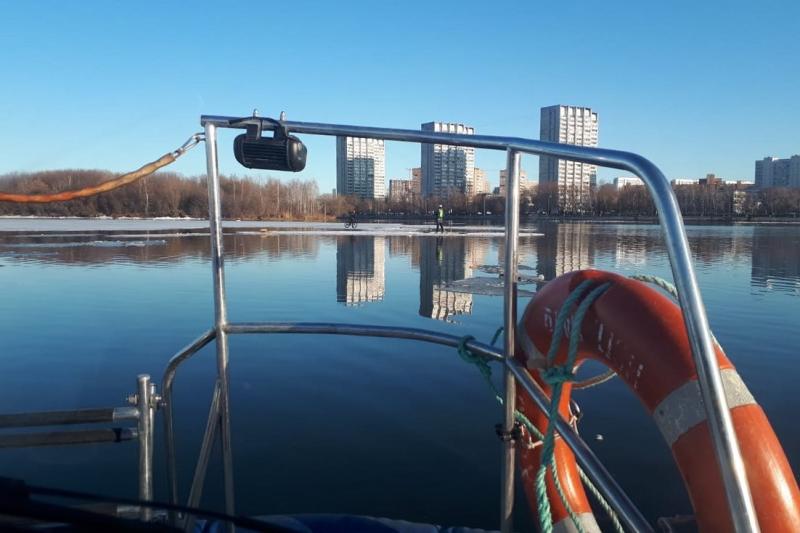 Двух велосипедистов сняли с отколовшейся 
льдины на Москва реке