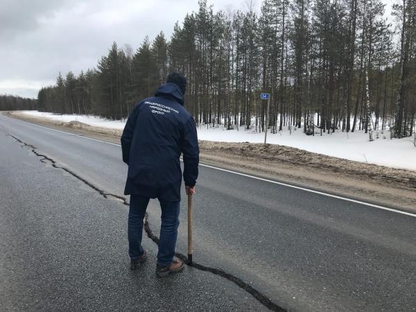 В Коми разрастается большая трещина на отремонтированном участке дороги у села Додзь