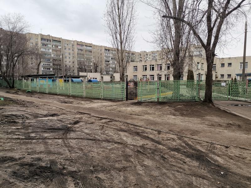 Грязно, мокро и темно: так выглядят тротуары в воронежском микрорайоне ВАИ