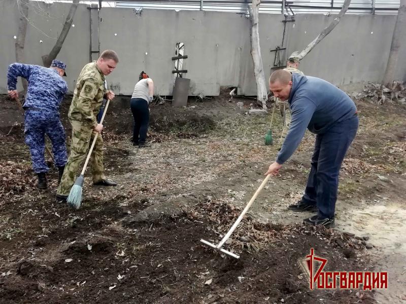 В Курганской области росгвардейцы приняли участие в субботниках и оказали помощь в благоустройстве территории подшефного детского дома