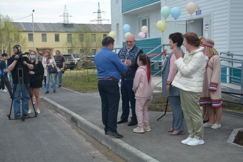 Владимир Семенов вручил ключи новоселам Пойковского