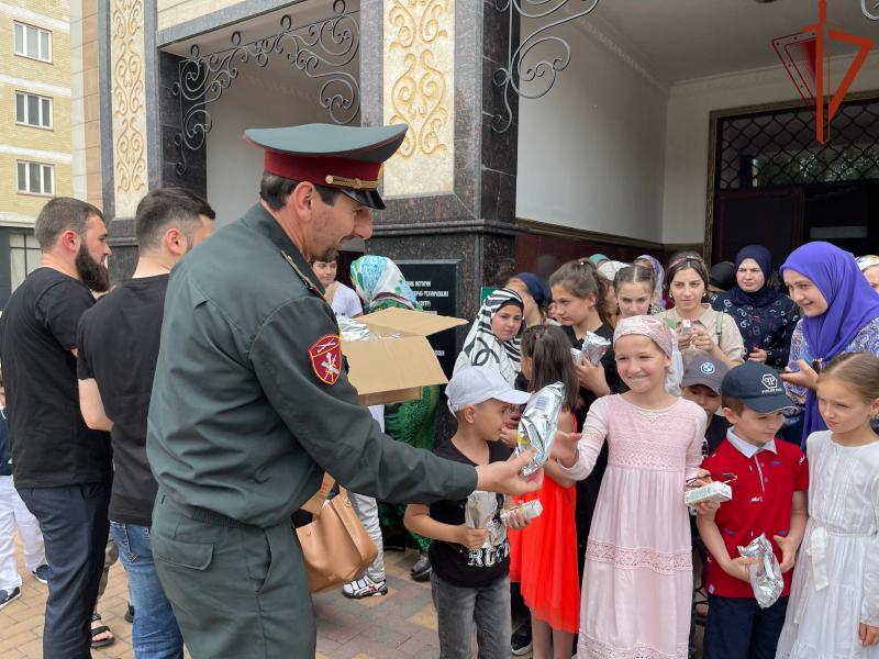 РОСГВАРДЕЙЦЫ ЧЕЧЕНСКОЙ РЕСПУБЛИКИ ПОДДЕРЖАЛИ АКЦИЮ «ДОРОГОЮ ДОБРА»