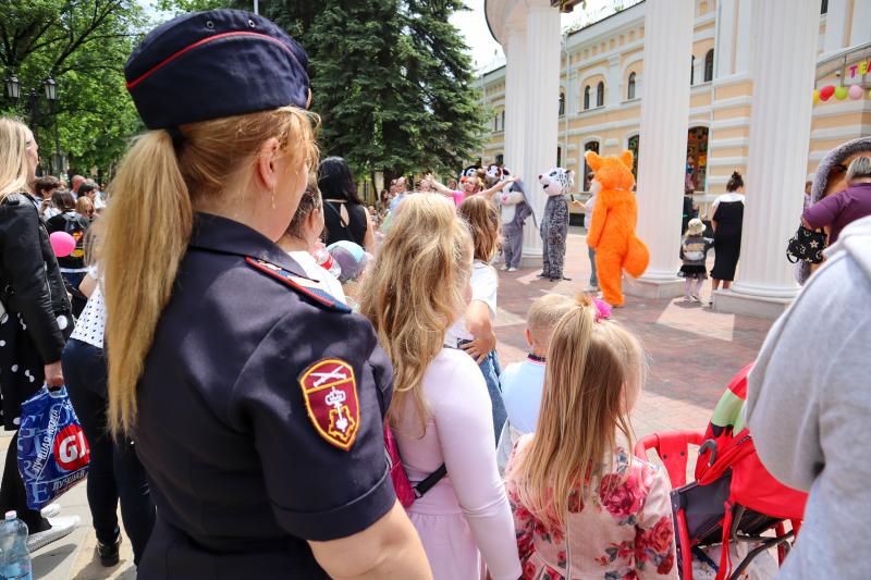 В Ставрополе дети сотрудников Росгвардии посетили представление в кукольном театре