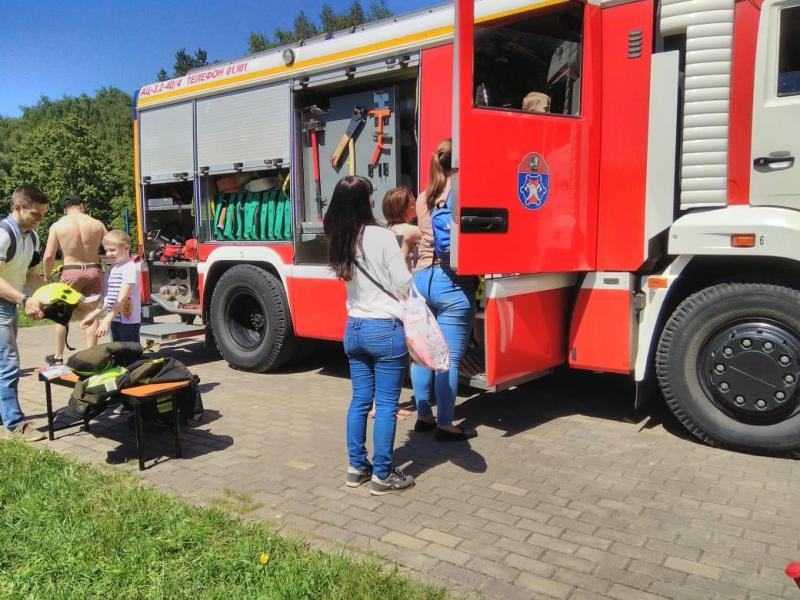 Пожарные Зеленограда в выходные дни провели выставку
техники в зоне отдыха у Школьного озера