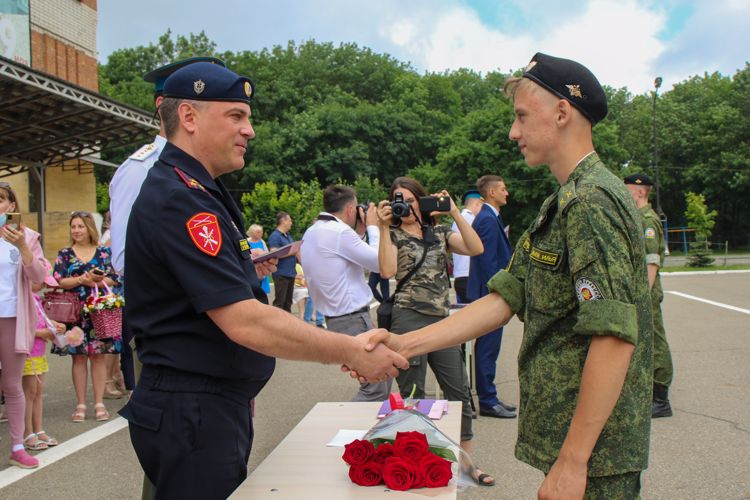 Начальник ставропольского краевого управления Росгвардии вручил аттестаты выпускникам кадетской школы