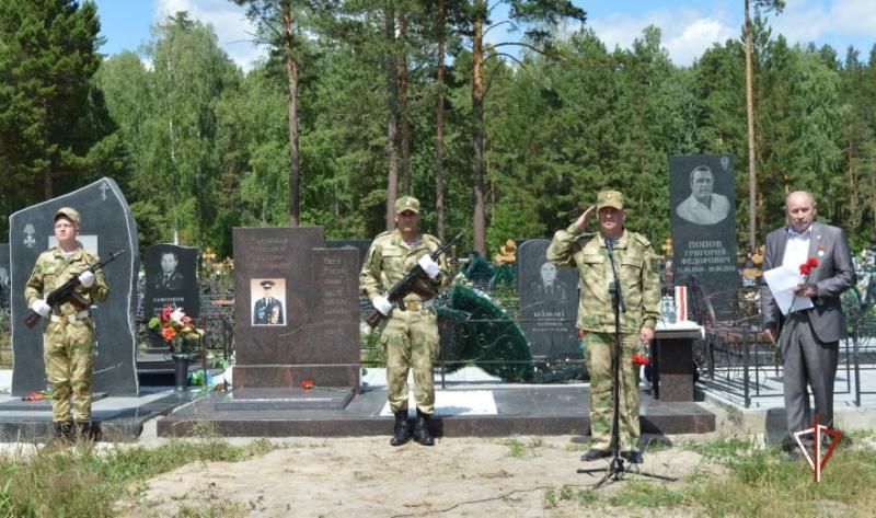 Военнослужащие тюменского кинологического центра Росгвардии приняли участие в открытии памятника фронтовику-правоохранителю