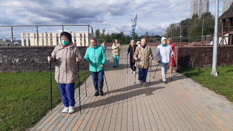 В районе Печатники стартовали занятия по скандинавской ходьбе в рамках проекта 