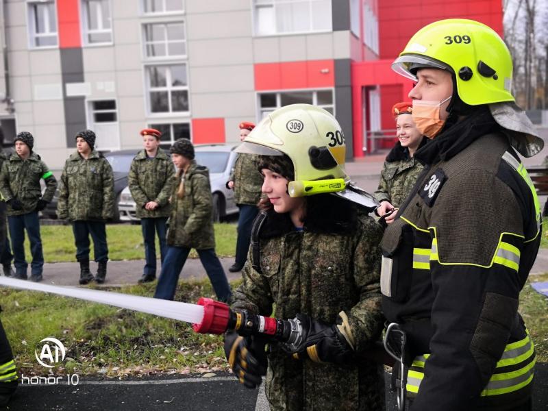 Московские школьники познакомились с историей гражданской обороны и узнали, как себя вести при пожаре