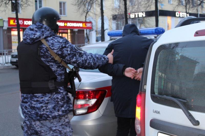 В Уфе росгвардейцы задержали пьяного покупателя, повредившего дверь магазина