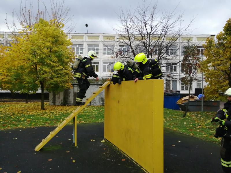 Пожарные ПСО № 215 Пожарно-спасательного центра города Москвы провели пожарно-тактические учения по тушению условного пожара