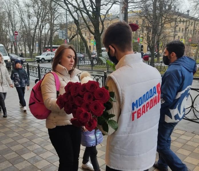 Сотней роз поздравили активисты МГЕР мам города Ставрополя