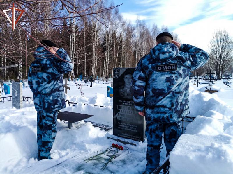 В Йошкар-Оле сотрудники ОМОН «Таир» почтили память своего боевого товарища, погибшего 21 год назад