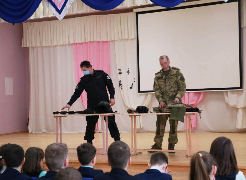 В Саранске сотрудники СОБР «Звезда» Росгвардии провели урок мужества в образовательном учреждении