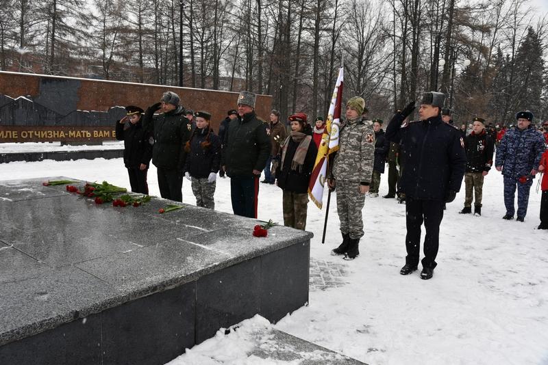 Росгвардейцы Удмуртии в День войск национальной гвардии Российской Федерации возложили цветы к Монументу боевой и трудовой славы