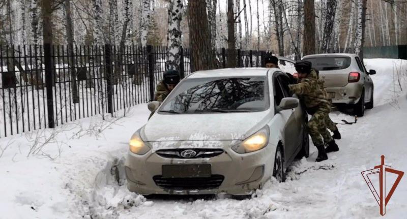 Росгвардейцы в Тюмени помогли девушке-водителю вызволить автомобиль из снежного плена (видео)