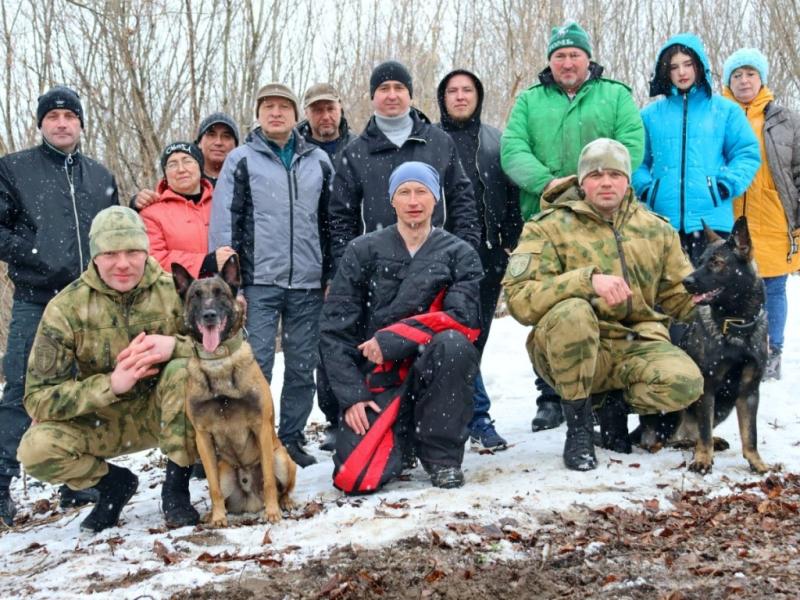 Кинологи Росгвардии поздравили с юбилеем бывшего командира кинологической службы Северского соединения