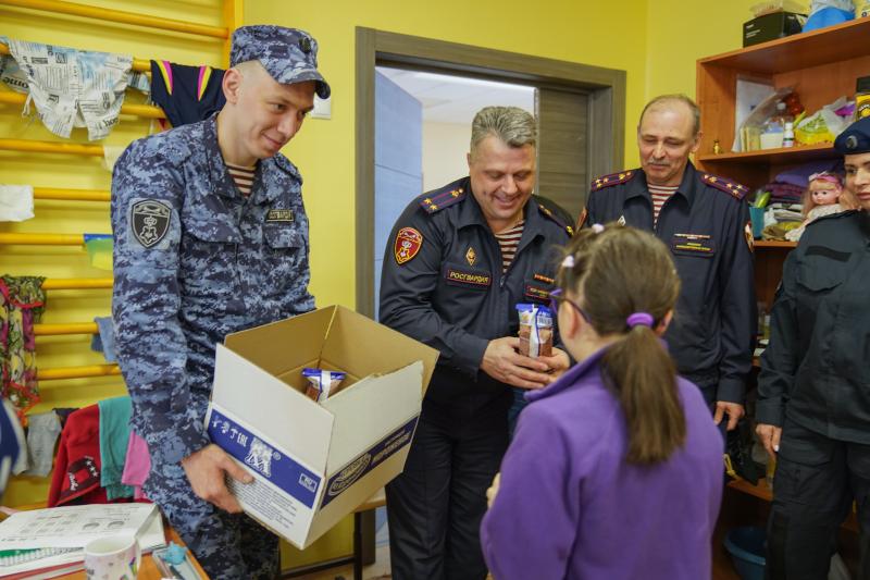 СТОЛИЧНЫЕ РОСГВАРДЕЙЦЫ ПЕРЕДАЛИ ГУМАНИТАРНУЮ ПОМОЩЬ ДЕТЯМ ДОНБАССА