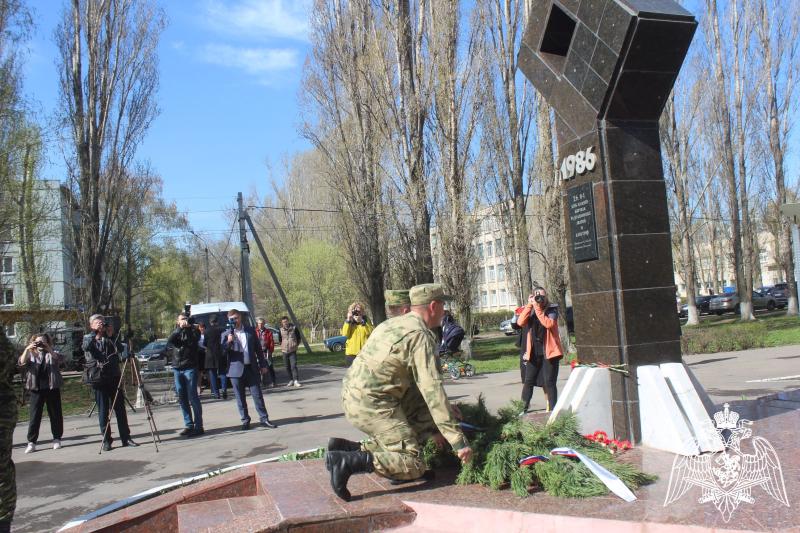 В Саратовской области военнослужащие Росгвардии почтили память жертв аварии на Чернобыльской атомной электростанции