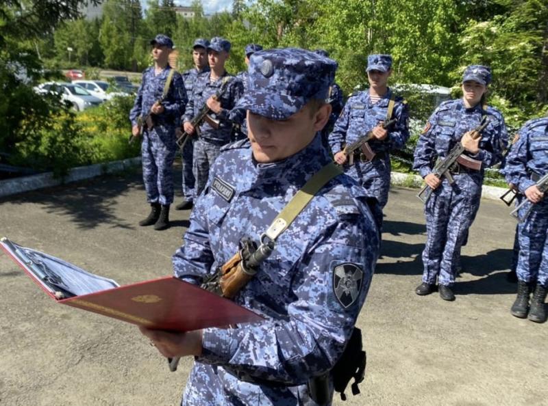 В День России сотрудники вневедомственной охраны Росгвардии, впервые поступившие на службу в Усть-Илимске, приняли присягу